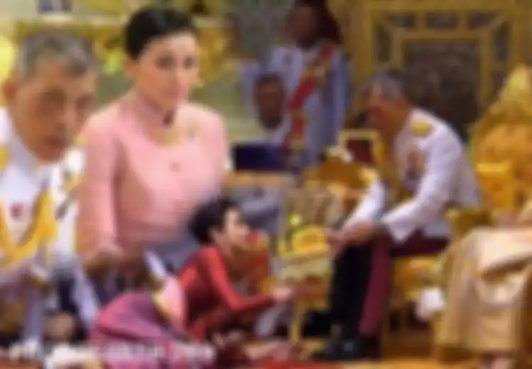 Negaranya Alami Krisis Besar Akibat Covid-19, Raja Thailand Justru Bersenang-senang di Jerman dengan 20 Budak Nafsunya, Tapi Mengapa Rakyatnya Tidak Marah?