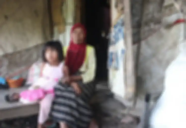 Sulit Ekonomi, Mak I'ah Jual Rumah dan Tinggal di Gubuk Sawah dengan Cucu 5 Tahun dengan Hanya Mempunyai Kasur Lepek dan Perabotan Seadanya