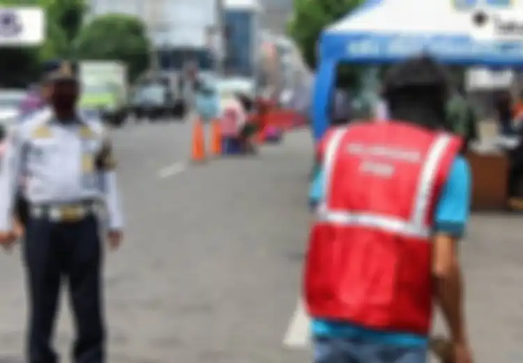 Belum Didenda atau Apalagi Ditembak Mati Seperti di Korea Utara, Pengendara yang Melanggar PSBB di Jakarta Dihukum Nyapu Jalanan