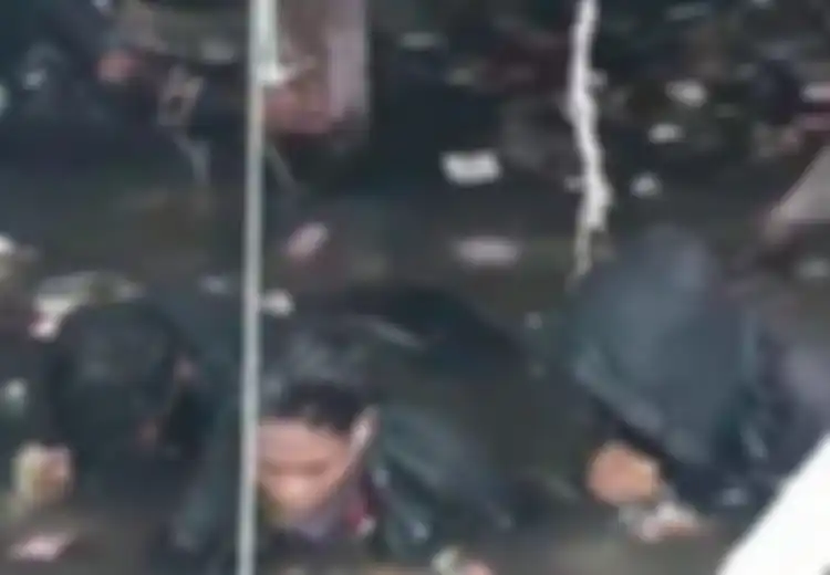 Menjijikkan, 8 Pemuda Ini Direndam di Kolam Penuh Sampah Karena Ketahuan Berjudi dan Pesta Miras di Tengah Pandemi Covid-19