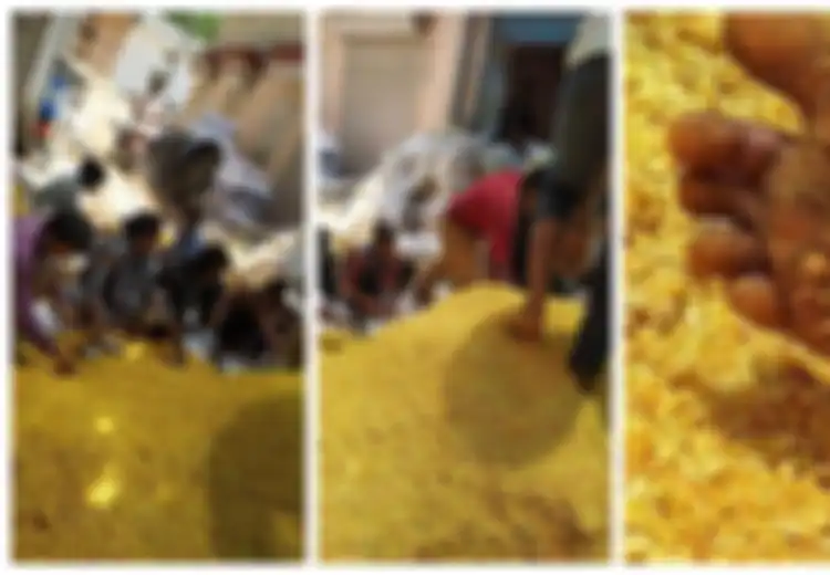 Ditaruh di Lantai dan Diinjak-injak Kaki Para Pekerjanya, Proses Pengemasan Snack Curah Ini Langsung Buat Netizen Mau Muntah, Joroknya Bukan Main!