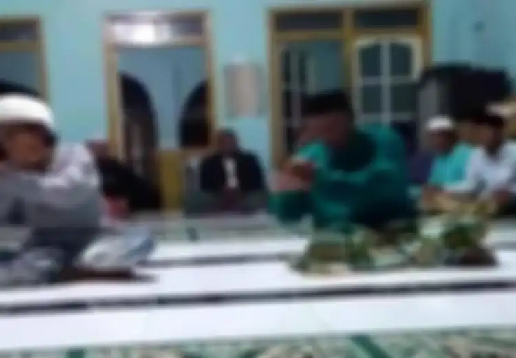 Ajarkan Salat Menghadap ke Timur dan Sudah Punya 30 Pengikut, Identitas Pemimpin 'Ajaran Sesat' Ini Bikin Geleng-geleng Kepala