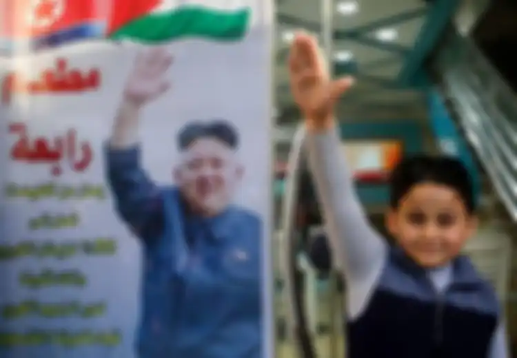 Wajahnya Disandingkan dengan Bendera Palestina, Sosok Kim Jong-Un Ternyata Punya Tempat Khusus di Hati Warga Gaza, Bahkan Warga Korut Diberi Diskon Besar Jika Makan di Restoran