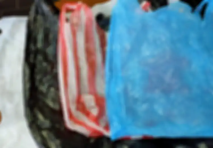Viral Larangan Penggunaan Plastik Sekali-Pakai di Jakarta, Justru Pedagang Kecil dan Manufaktur ini yang Paling Terdampak, 'Saya Belanja Pakai Trash Bag Aja'