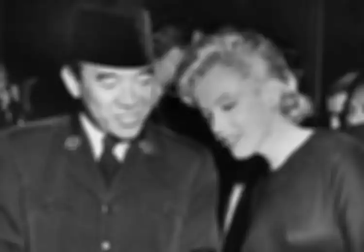 Minta SPG Berjajar Hanya untuk Menanyakan Ukuran 'Benda Pribadinya', Inilah Polah Bung Karno di Depan Janda Raja Film Hollywood