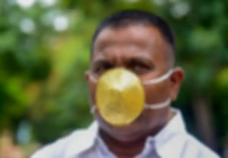 Pengusaha Ini Beli Masker Emas, Harganya Setara 11.400 Porsi Sempol: 'Orang-orang Meminta Selfie Bersamaku'