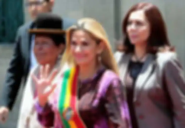 Tuduh Presiden Sebelumnya Curang Dalam Pemilu, Rakyat Negara Ini Justru Dipimpin oleh Presiden Sementara yang Juga Ingin Kuasai Politik Negaranya, 'Tangani Covid-19 Saja Tidak Becus!'