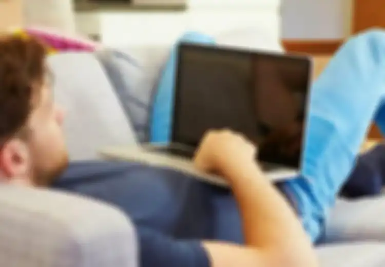 Sudah Jadi Kebiasaan Selama Work From Home, Para Pria yang Sering Memangku Laptop Bisa Alami Impoten hingga Picu Kanker Kulit, Segera Berhenti Melakukannya