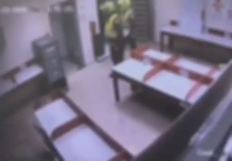 Hanya Bermodalkan Seragam Polisi, Pria Ini Garong Duit Rp2,9 Miliar Tanpa Terendus Kejahatannya, Baru Terkuak Melalui CCTV, Aksinya Bikin Geleng-geleng Kepala