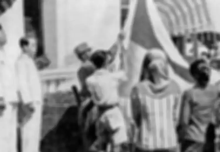 Tahukah Kamu? Pengibaran Bendera Proklamasi Pertama 'Hanya' Gunakan Tiang Bambu padahal Ada Tiang Besi, Ternyata Ini Alasannya