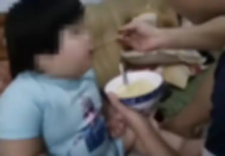Netizen Beri Kecaman Keras, Orangtua Ini Paksa Anaknya 3 Tahun untuk Makan Terus Agar Bobotnya Mencapai 50 Kg Demi Konten