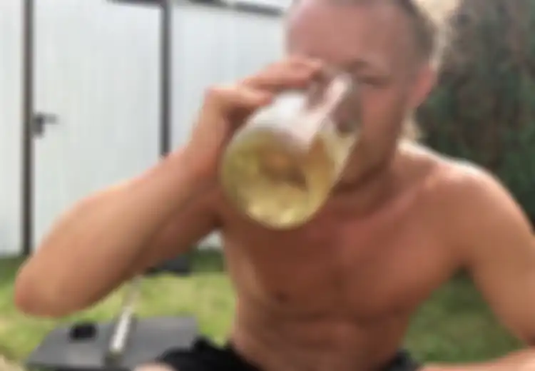 Tak Jijik Sama Sekali, Pria Ini Minum 7 Liter Air Kencingnya Sendiri Tiap Hari, Bahkan Menyutikkannya ke Kulit, Mata, dan Telinga, 'Aku Tidak Pernah Sakit Lagi'