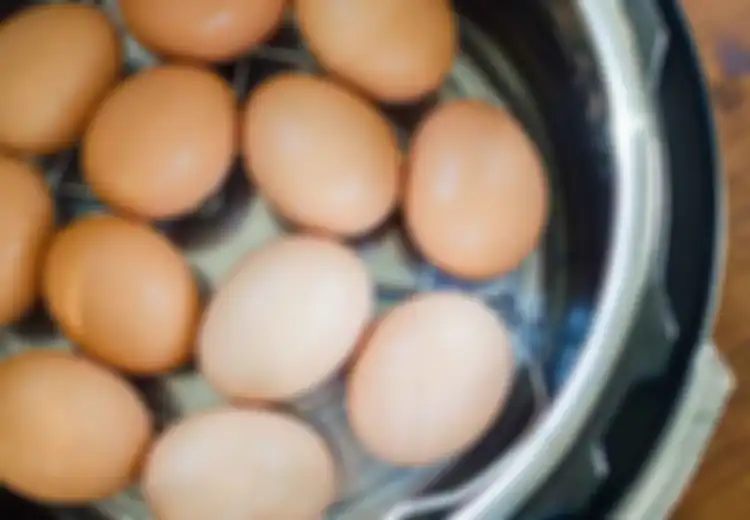 Coba Tambahkan Bahan Dapur Ini Agar Telur Rebus Mudah Dikupas Kulitnya dan Terlihat Mulus