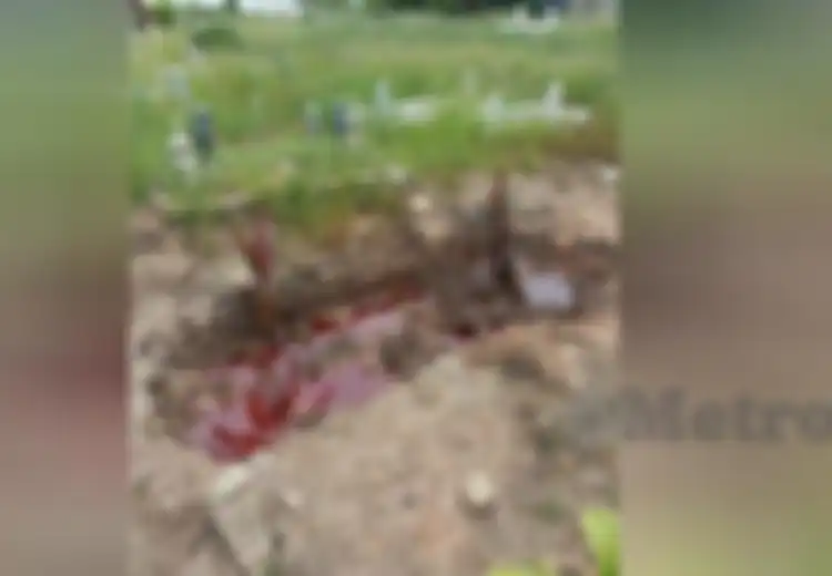 Geger Sebuah Makam Digenangi Cairan Merah Seperti Darah, Polisi Turun Sampai Tangan Menyelidiki