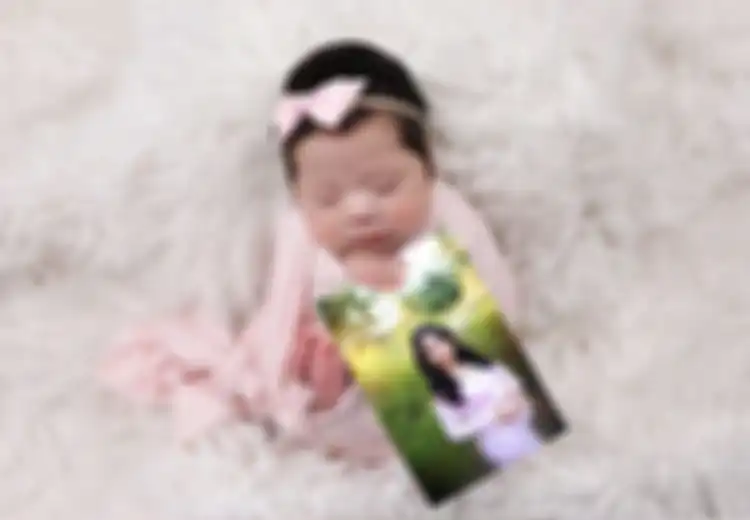 Memilukan, Bayi Ini Berfoto dengan Potret Ibunya yang Tewas Tertabrak Menjelang Persalinan