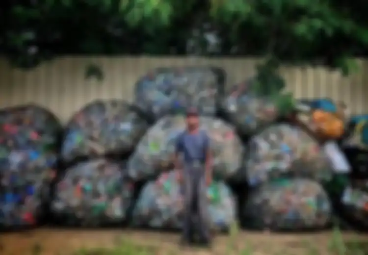Pria di Malaysia Dijuluki Pahlawan karena Punguti Sampah, Berjalan 10 km Seletah Salat Subuh Meski Derita Kanker Tulang