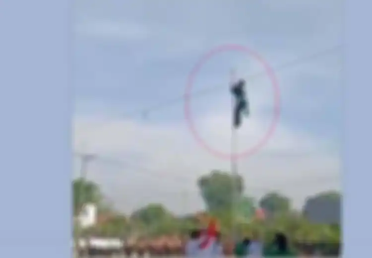 (Video) Viral Rekaman Aksi Heroik Pendekar Panjat Tiang Bendera Setinggi 6 Meter Saat Hari Santri di Mojokerto