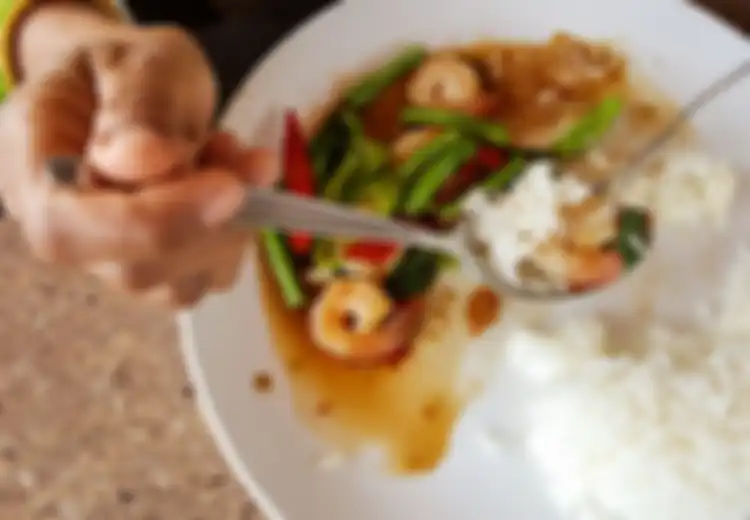 Dengan Santainya Pesan Makanan untuk Keluarganya, Pria Ini Malu Setengah Mati Setelah Mengatahui Hal Ini