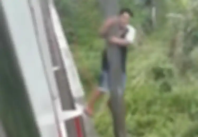 Video Viral Pria di Bogor Bergelantungan di Tiang Jembatan Jalur Rel Kereta Api: 'Nyawa Mas, Hati-hati Mas, Haduh'