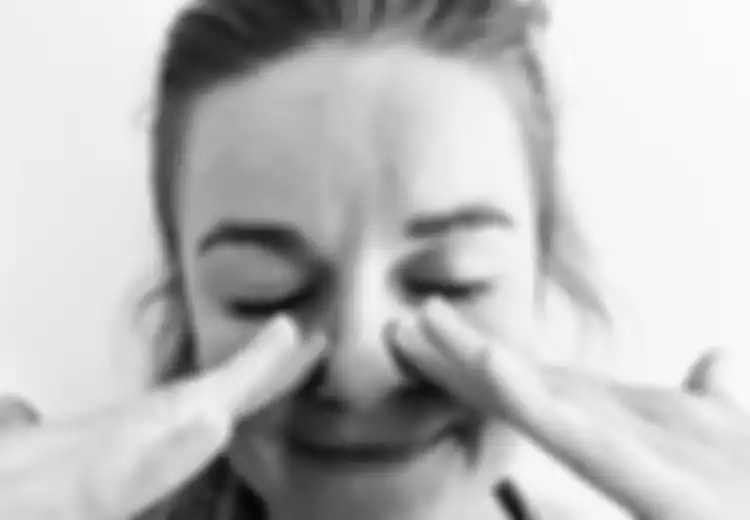 Begini Cara Mengatasi Hidung Tersumbat dengan Teknik Pijat Sendiri 