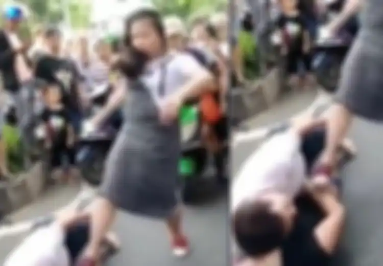 Detik-detik Istri Sah Pukuli dan Tendang Pelakor di Depan Umum, Tapi Sang Suami Malah Lindungi Selingkuhannya Mati-matian, Bikin Istri Makin Ngamuk