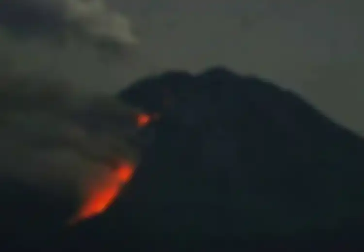Gunung Semeru Meletus dan Memuntahkan Lava Panas: Intip Apa yang Terjadi pada Pria Ini Ketika Lava Panas Gunung Api Mengenai Tubuhnya, Kakinya Sampai Hancur!