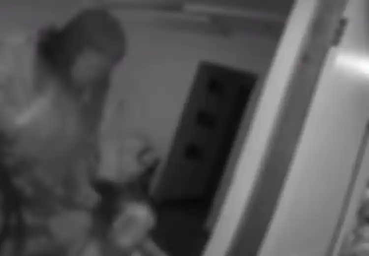 Terbangun Pagi Buta Gara-Gara Mendengar Ketukan Pintu, Pemilik Rumah Kaget Saat Dibuka Ada Wanita Hanya Kenakan 'Pakaian Dalam' Mengetuk Pintunya, Ternyata Ini yang Terjadi