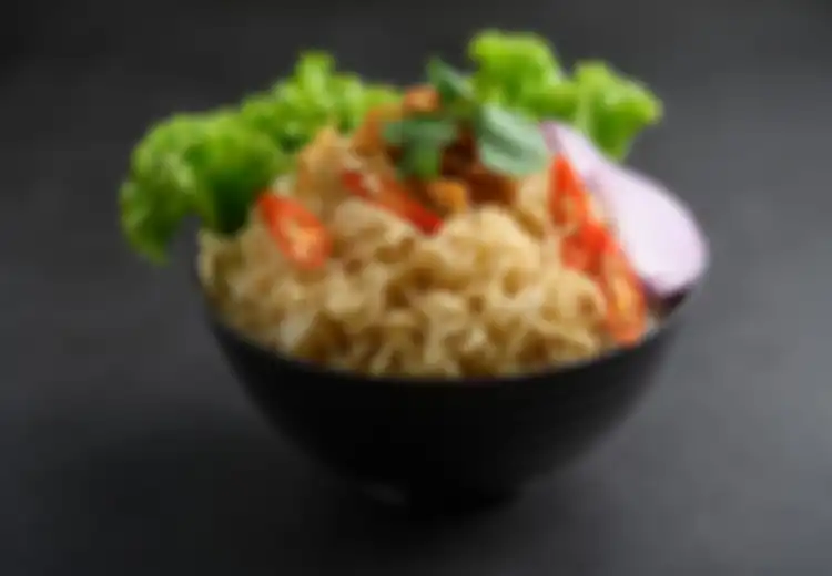 Hentikan Sekarang Juga! Makan Mi Instan Campur Nasi Dampaknya Berbahaya!