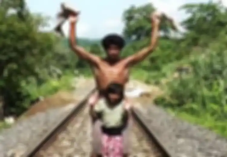 Dikira Cari Mati Ajak Anaknya Berdiri di Tengah Rel Saat Kereta Melaju Tepat di Depannya, Tak Disangka  Aksi Ayah dan Anak Ini Justru Membuat Banyak Orang Terkagum-Kagum