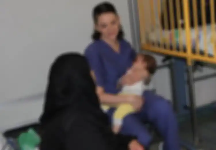 Terlibat Kecelakaan di Jalur Gaza Bersama Orangtuanya, Perawat Yahudi Ini Sukarela Menyusui Bayi Palestina yang Terluka, Sebut Tak Tega Mendengarnya Menangis Selama 7 Jam