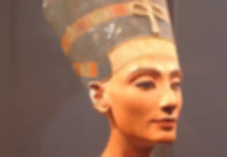 Coba Perhatikan Patung Ratu Mesir Kuno yang Satu Ini, Mengapa Patung Nefertiti Ini Satu Bola Matanya Tidak Ada? Apa yang Menyebabkan Dia Sampai Harus Kehilangan Matanya?