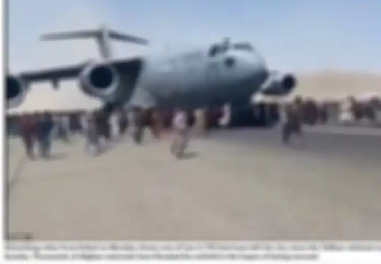 Takut Dibunuh Taliban, Ratusan Warga Afghanistan yang Putus Asa Nekat Berpegangan di Badan Pesawat Militer, 3 Tewas Setelah Jatuh dari Pesawat yang Lepas Landas