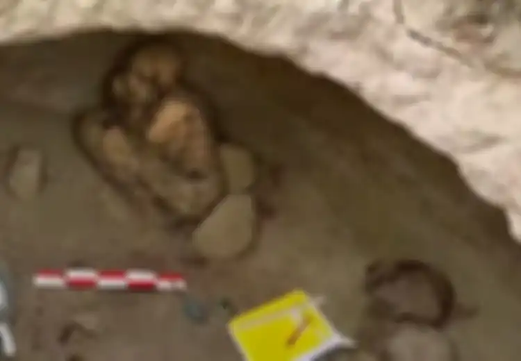 Berumur 800 Tahun, Mumi Ini Ditemukan oleh Para Arkeolog di Peru dalam Sebuah Makam Berbentuk Oval dalam Keadaan Terikat Anggota Tubuhnya dengan Tali, Diduga Disembunyikan dari Kolonial Eropa
