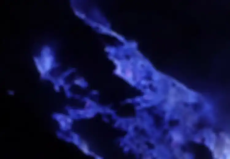 Pernah Terjadi di Indonesia, Foto-foto Gunung Berapi Ini Keluarkan Lava Ajaib, Terlihat Api Berwarna Biru Cerah, Apa yang Sebenarnya Terjadi?