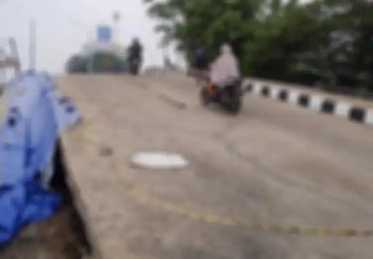 Ngebet Setengah Mati Ambil Alih Jembatan Haji Endang yang Beromzet Rp20 Juta, Pemkab Karawang Malah 'Ditampar' oleh Jembatannya Sendiri, Amblas Meski Biayanya Selangit