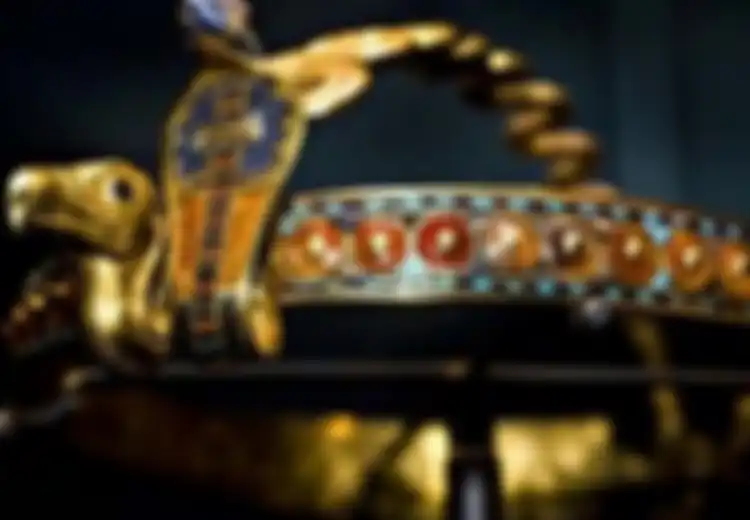 Tersembunyi di Bawah Topeng Emas, Tutupi Kepala dan Bahu Mumi, Inilah Mahkota Emas Tutankhamun, Dirancang untuk Mengamankan Wig Raja Saat Upacara dan Melindungi Dahinya di Akhirat