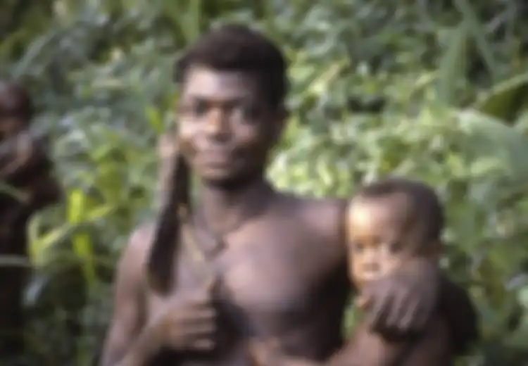 ‘Ayah Terbaik di Dunia’, Hampir Sepanjang Hari Peluk dan Ciumi Anak Mereka Bahkan ‘Menyusui’ Bayinya, Inilah Pria Suku Bayaka di Hutan Tropis Hangat di Afrika Tengah