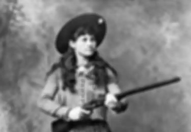 ‘Saya Tidak Takut Mencintai Seorang Pria, Juga Tidak Takut untuk Menembaknya’, Kisah Annie Oakley, Sniper Wanita yang Terkenal Karena Keterampilannya yang Tak Tertandingi