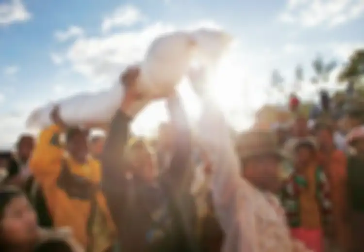 Ritual Famadihana ‘Menari dengan Orang Mati’ Suku Malagasi di Madagaskar, ‘Reuni’ Keluarga Besar dengan Kerabat yang Sudah Meninggal, Seperti Berikut Ini Upacaranya!