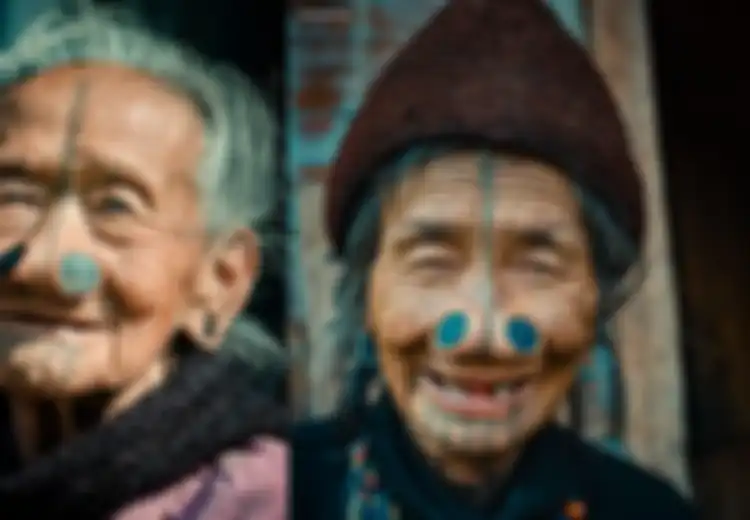 Kisah Para Wanita Suku Apatani yang Tato Wajah Hingga Menyumbat Hidung Mereka, Alasannya Sungguh Mengejutkan