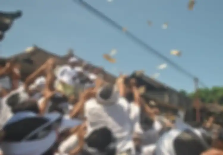 Tradisi Mesuryak, Ritual Antarkan Arwah Leluhur Kembali ke Kahyangan, Ungkapan Syukur dengan Melempar Uang ke Udara yang Disambut Teriakan Berebut Warga Hindu di Bali
