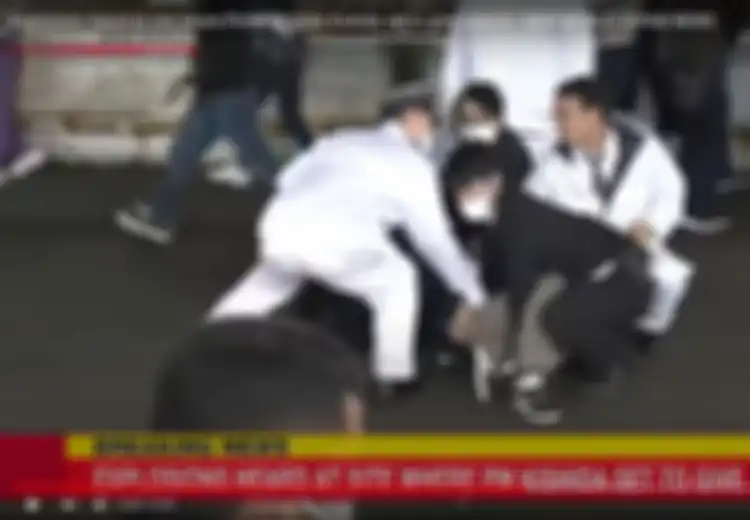 Jepang Sedang Tak Baik-baik Saja, Usai Mantan PM Ditembak Di Tempat Umum, Giliran PM Dilempar Bom Asap Saat Pidato