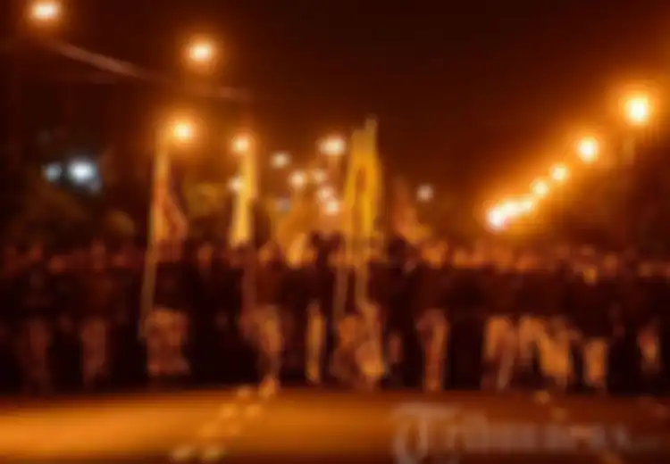 Topo Bisu, Ritual Mubeng Beteng yang Dilakukan Abdi Dalem Mataram dan Masyarakat Umum di Malam 1 Suro