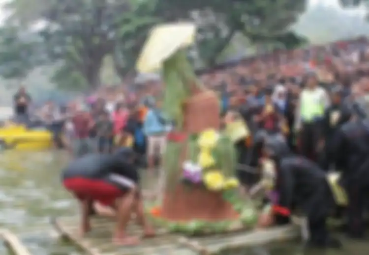 Mengenal Tradisi Larung Sesaji, yang Terkenal dalam Masyarakat Nusantara Ini Makna dan Sejarahnya