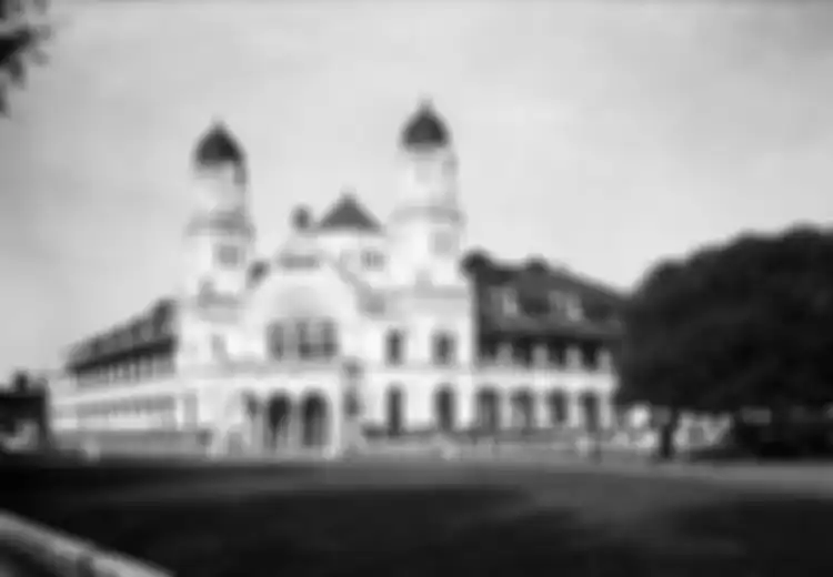 Dipercaya Punya Seribu Pintu, Jumlah Lubang Pintu Yang Sebarnya Dari Bangunan Lawang Sewu Adalah...