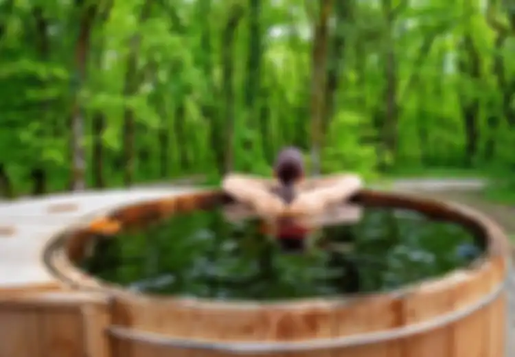 Arti Mimpi Mandi di Tempat Terbuka dan Dilihat Orang, Aib Terbuka?