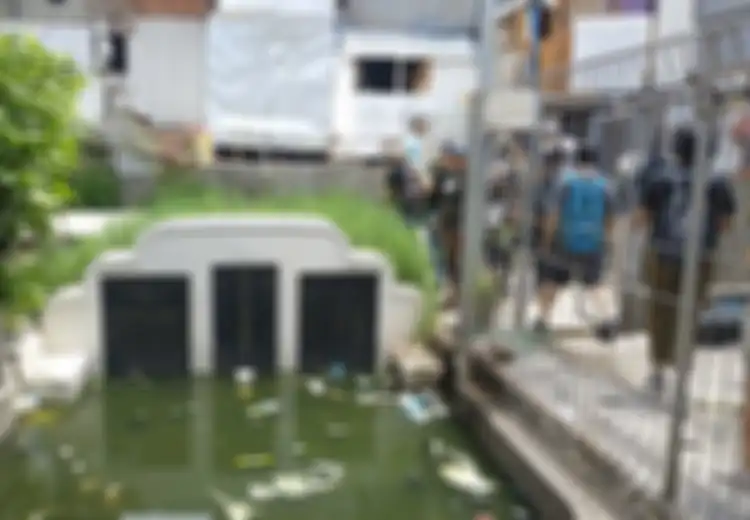 Bukannya Ditaburi Bunga, Makam Penulis Terkenal Ini Justru Dipenuhi Ciuman Penggemarnya