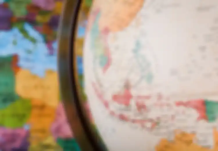 Secara Geografis Indonesia Diuntungkan karena Menjadi Laur Perdagangan Internasional, namun...