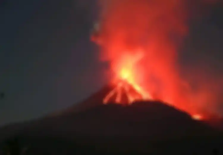 Sejarah Gunung Lewotobi dan Letusan yang Melingkupi si Gunung Kembar