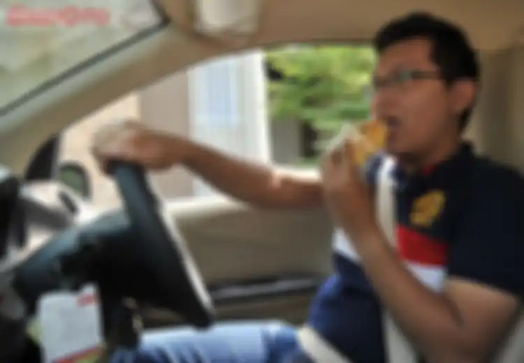 Bolehkah Makan di Dalam Mobil? Tak Hanya Kesehatan, Ekonomi pun Harus Dipertimbangkan